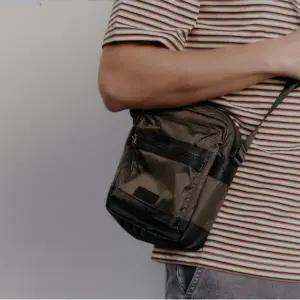 [노티그] 립스탑 북 크로스백 브라운_OMG1ACBA352W1