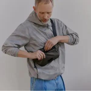 [노티그] 립스탑 하프문 크로스백 브라운_OMG1ACBA355W1