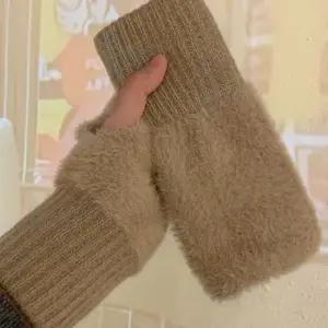 장갑워머 여성 퍼 핸드 손 워머 손목 반 장갑 베이지