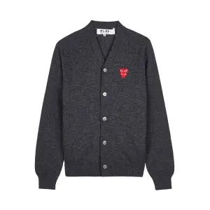 [롯데백화점]꼼데가르송 FW25 공용 더블하트 와펜 가디건 AX N076 051 GREY