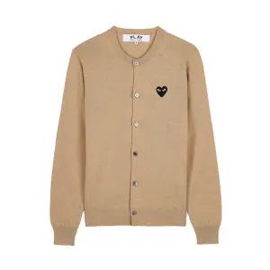 [롯데백화점]꼼데가르송 FW25 공용 블랙하트 와펜 가디건 AX N023 051 BEIGE