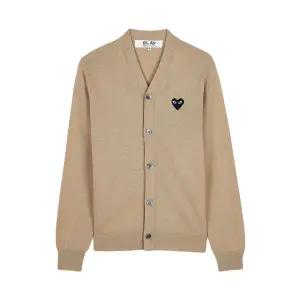[롯데백화점]꼼데가르송 FW25 공용 블랙하트 와펜 가디건 AX N024 051 BEIGE