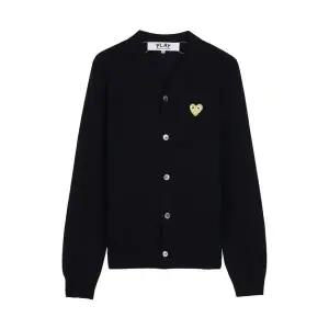 [롯데백화점]꼼데가르송 FW25 공용 골드하트 와펜 가디건 AX N050 051 BLACK