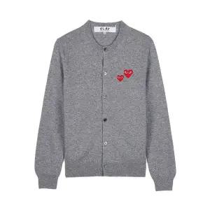 [롯데백화점]꼼데가르송 FW25 공용 더블하트 와펜 가디건 AX N071 051 GREY