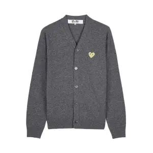 [롯데백화점]꼼데가르송 FW25 공용 골드하트 와펜 가디건 AX N050 051 GREY