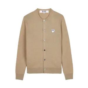 [롯데백화점]꼼데가르송 FW25 공용 화이트하트 와펜 가디건 AX N065 051 CAMEL