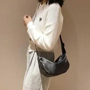 데일리 경량 나일론 숄더 스트랩 반달 크로스백