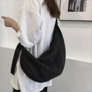 남녀공용 반달모양 크로스백 방수 바디백 나일론 가방