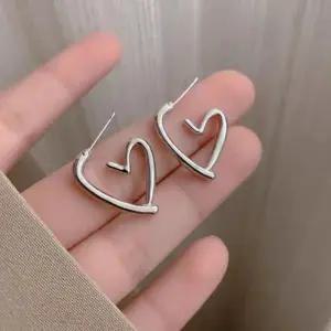 [라일리쥬얼리] Rly 심플 하트 라인 서지컬 하트 귀걸이 오픈 링 이