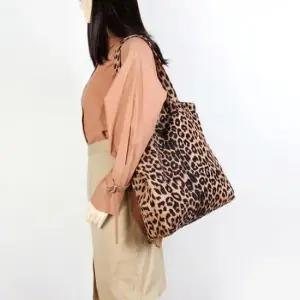 스타일리쉬한 호피 패턴 보들한 촉감의 숄더백 가방