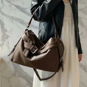 CCB422C여성 소프트 가죽 느낌의 버클 장식 투웨이 숄더백