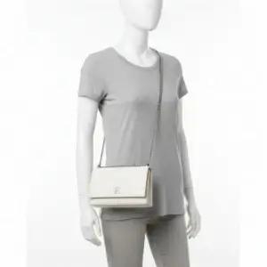 캘빈클라인진 [CK ACC] 여성 CKJ 미니멀 모노그램 스몰 체인 플랩 크로스바디 DH2806 67U 384323