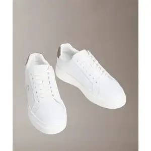 캘빈클라인진 애비뉴 청키 레더 레이스업 컵솔 스니커즈 YM01344 05O 385017