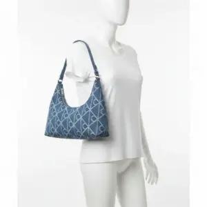 캘빈클라인진 여성 엠블럼 데님 숄더 백 4F3431G YBN 385418