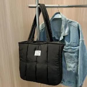 여성 데일리 패딩 숄더 백 휘뚜루마뚜루 가방 블랙