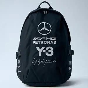 [와이쓰리]와이쓰리 x 메르세데스 로고 모티프 자수 멀티포켓 백팩 블랙 KR7554