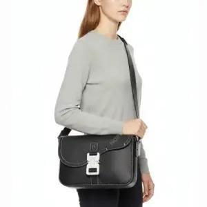 MUST IT_디올 Reorder Saddle 스몰 플랩 스트랩백 1ADPO049YKK H00N)