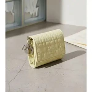 MUST IT_디올 26SS Lucky Lady Lotus 지갑 S0181ONTX 222)