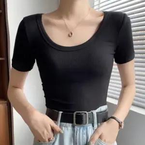 깊은 U넥 티셔츠 슬림핏 골지 반팔