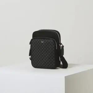[닥스](센텀시티점)DBBA4E592BK [루이스힐] DD 루이스 패턴 블랙 가죽배색 미니크로스백