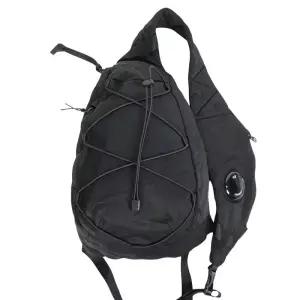 CP컴퍼니 25FW 나일론B 렌즈 슬링백 블랙 RCCMAC735A 005269G 999