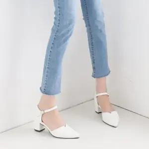 ONM 국내제작 뾰족코 트임 발등 스트랩 통굽 미들힐