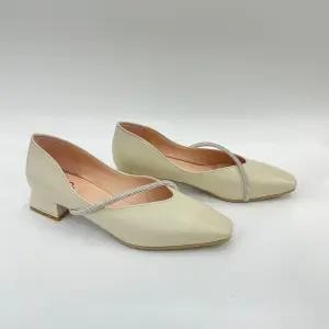 [에스콰이아]여성  정장  세미 캐주얼  보석 장식포인트 펌프스 소재 폴리에