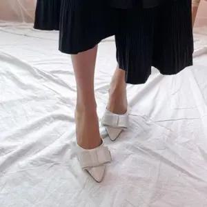 ONM 스틸레토 뾰족코 빅리본 장식 미들굽 뮬 슬리퍼힐 4f