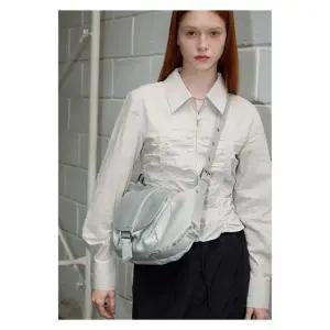 [롯데백화점]랩 아일렛 포켓 호보백(AQ7AB802)