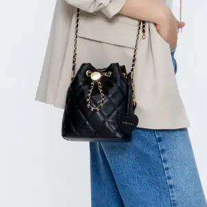 [최초가 220 000원] 브레첼 퀼팅 체인 미니 버킷백 H25H1029 블랙