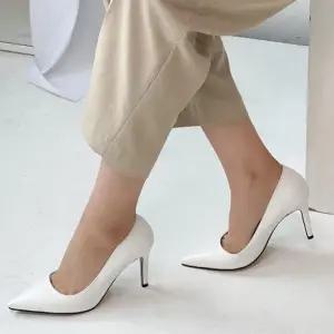 ONM 시크한 라인의 여성 포인트토 미들힐 펌프스 5F