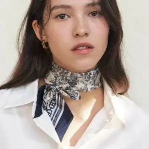 [헤지스](대구신세계)[BEST패턴][뜨왈드주이] Toile de Jouy 네이비 쁘띠 실크 HISC6E311N2