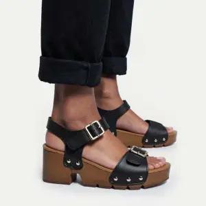 ONM 통굽 우드 여성 샌들힐 가보시힐 버클 미들굽