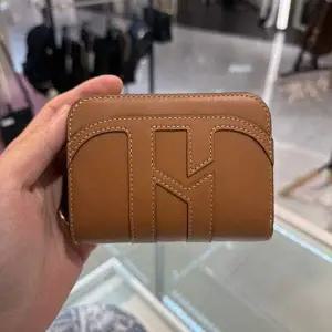 [헤지스](광주신세계)브라운 단색 가죽 H로고 라운드 지퍼 반지갑 HIWA6E560W2