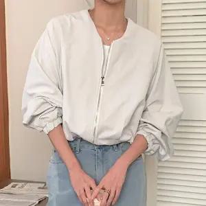 [삐까삐까]라운드넥 크롭 집업 점퍼 여성 숏 바람막이 절개 루즈핏 스포티 캐주얼 아우터_P416579868