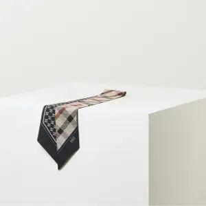 [국내백화점] 닥스 스카프 부드러운촉감 체크 고급 여자 실크 사각 봄