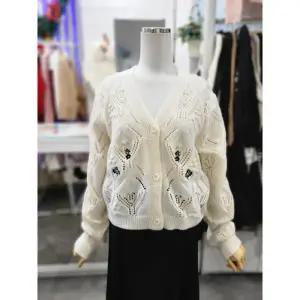 밸리걸 세이브존01 플라워 스티치 브이넥 니트 가디건 910950-1