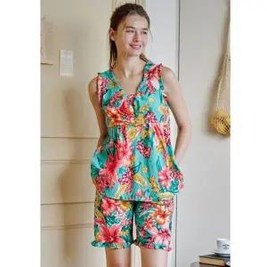 [비너스](의정부점)이월제품 컵이 내장되어있는 빅 플라워 프린트 실내복 상하의 세트 VEV3823FVEP3823F