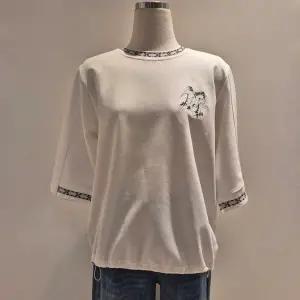 [롯데백화점]꾸즈 센느자 밑단 스트링 티셔츠(CU284T6)