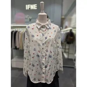 [이프네](마산점)(IQ3WBL11)플라워프린팅카라블라우스셔츠