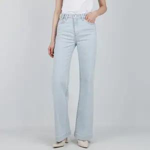 [게스] 여성 청바지 오비 미니 포켓 플레어 붓컷 라이트블루 YP1D0017 L