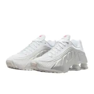 [국내매장판]  샥스 R4 화이트 브라이트 크림슨 HQ1988-101