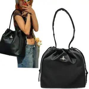 26SS 비비안웨스트우드 힐러리 버킷백/4C020004U S000D N403