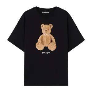 팜엔젤스 그래픽 로고 리브 넥라인 반팔 티셔츠 PMAA109S26JER00A 1060