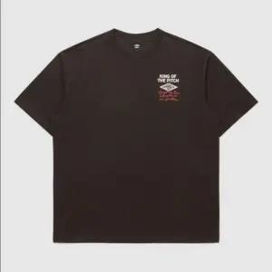 엄브로 HBL 킹 오브 더 피치 반팔 티셔츠 /  DARK CHARCOAL UR121CRS24