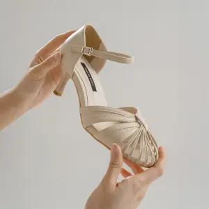 SOVO 린지 미들힐 스트랩 샌들 6cm