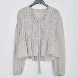 [더나무그림] 여성 프릴 셔링 브이넥 리본 블라우스 NCP1BL006 소르베RBL