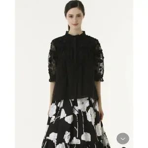 [손정완](신세계 사우스시티)플라워 레이스 블라우스ZDR5151241