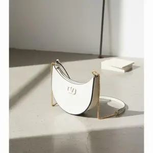 MUST IT_ V로고 시그니처 카프스킨 미니 호보백 여성 숄더백 6W2P0W19 RQR I16