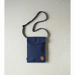 MUST IT_피얄라벤 FJALLRAVEN 포켓 미니백 크로스백 숄더백 네이비 24221